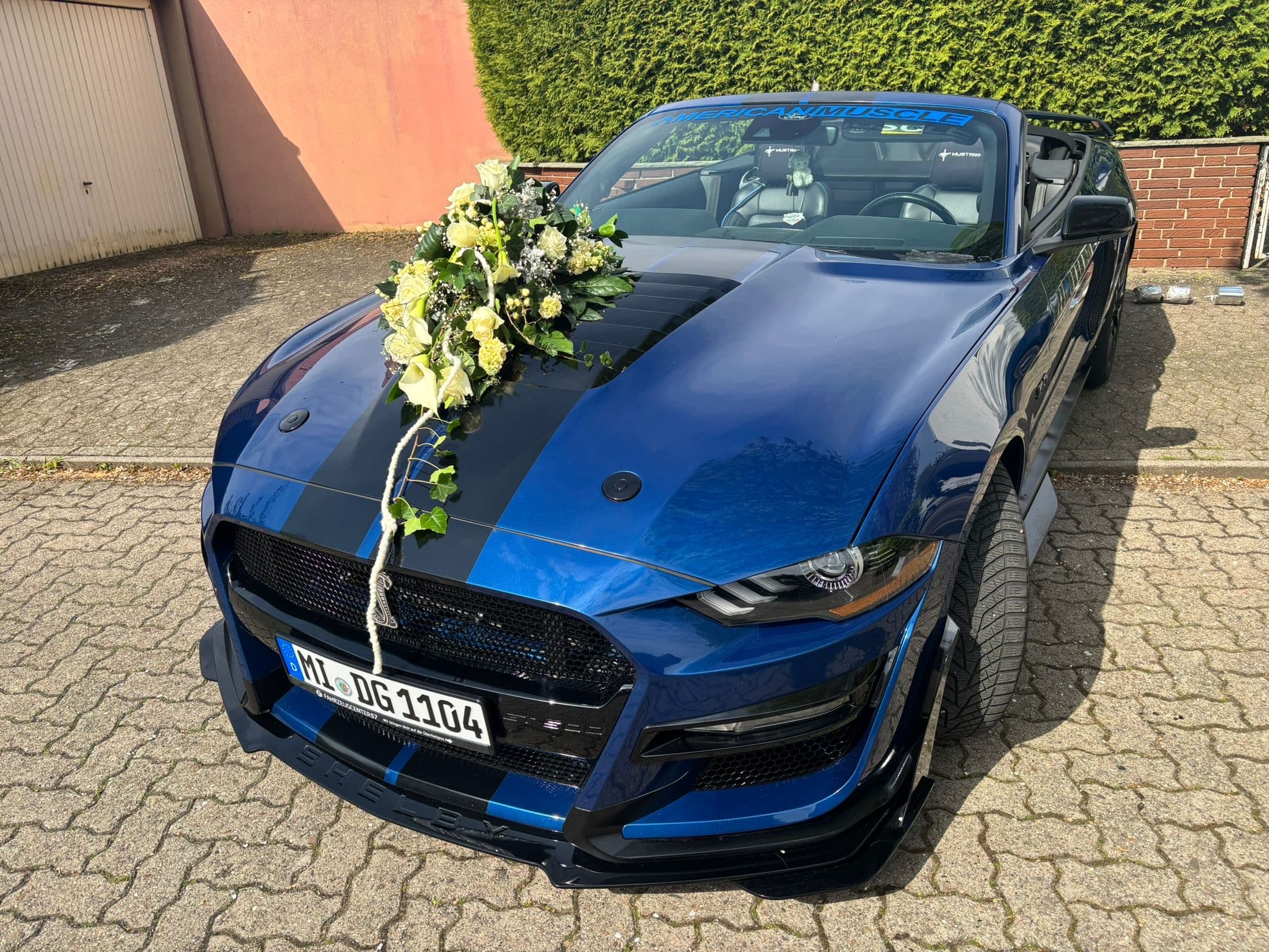 Hochzeitsauto mit Blumenschmuck auf der Motorhaube